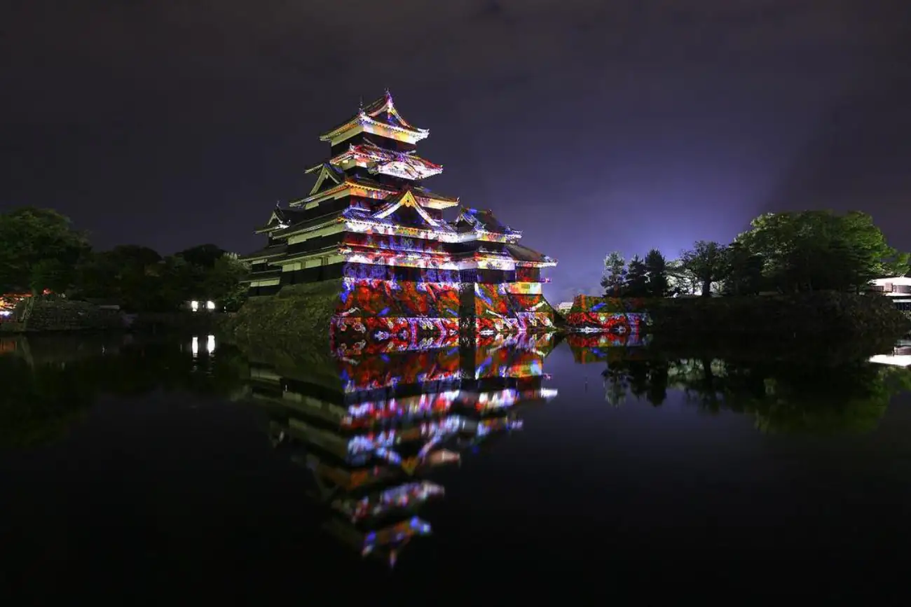 城郭に投影されたデジタル掛軸。堀の水面にも像が映り込む