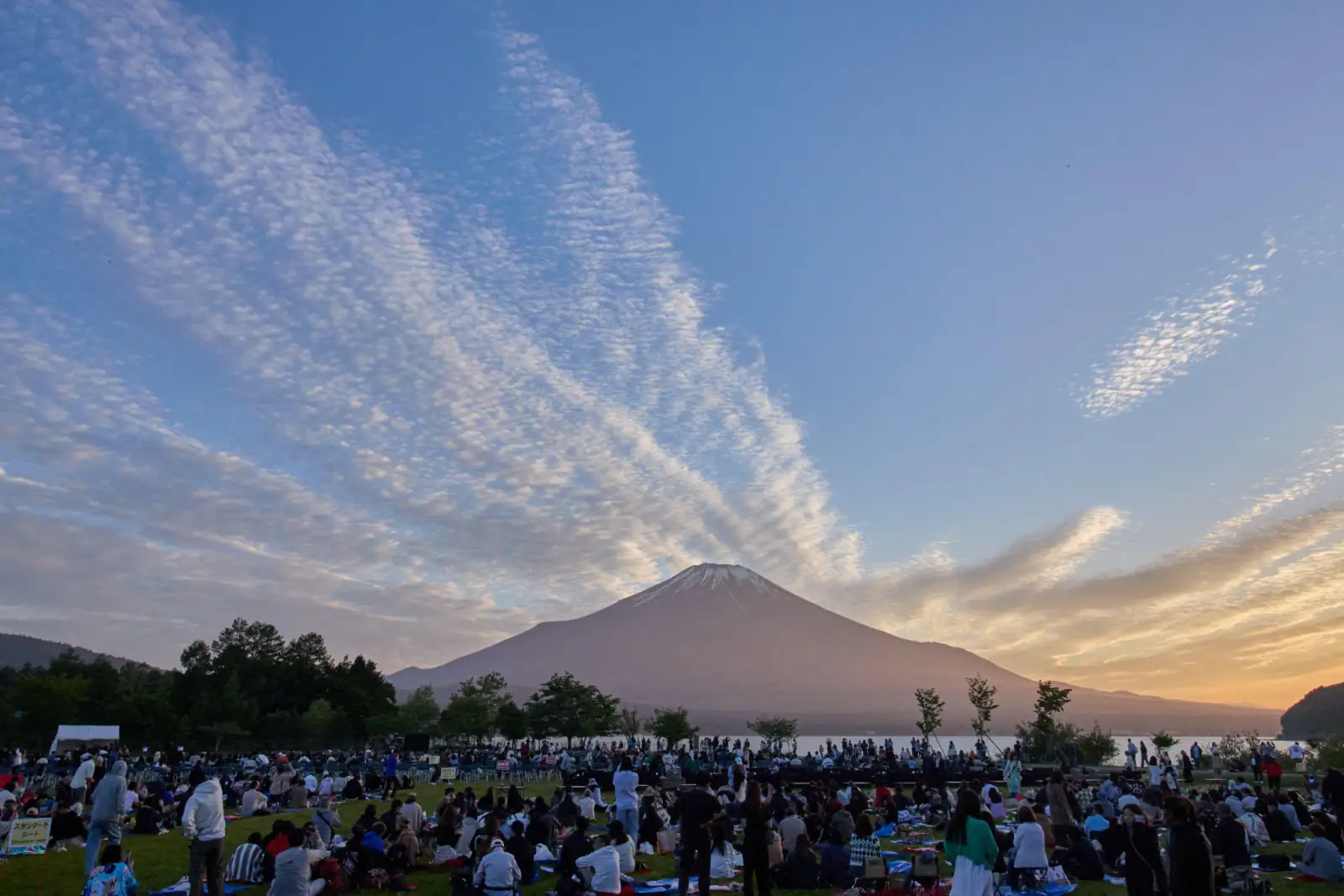富士山と山中湖を望む会場のロケーション