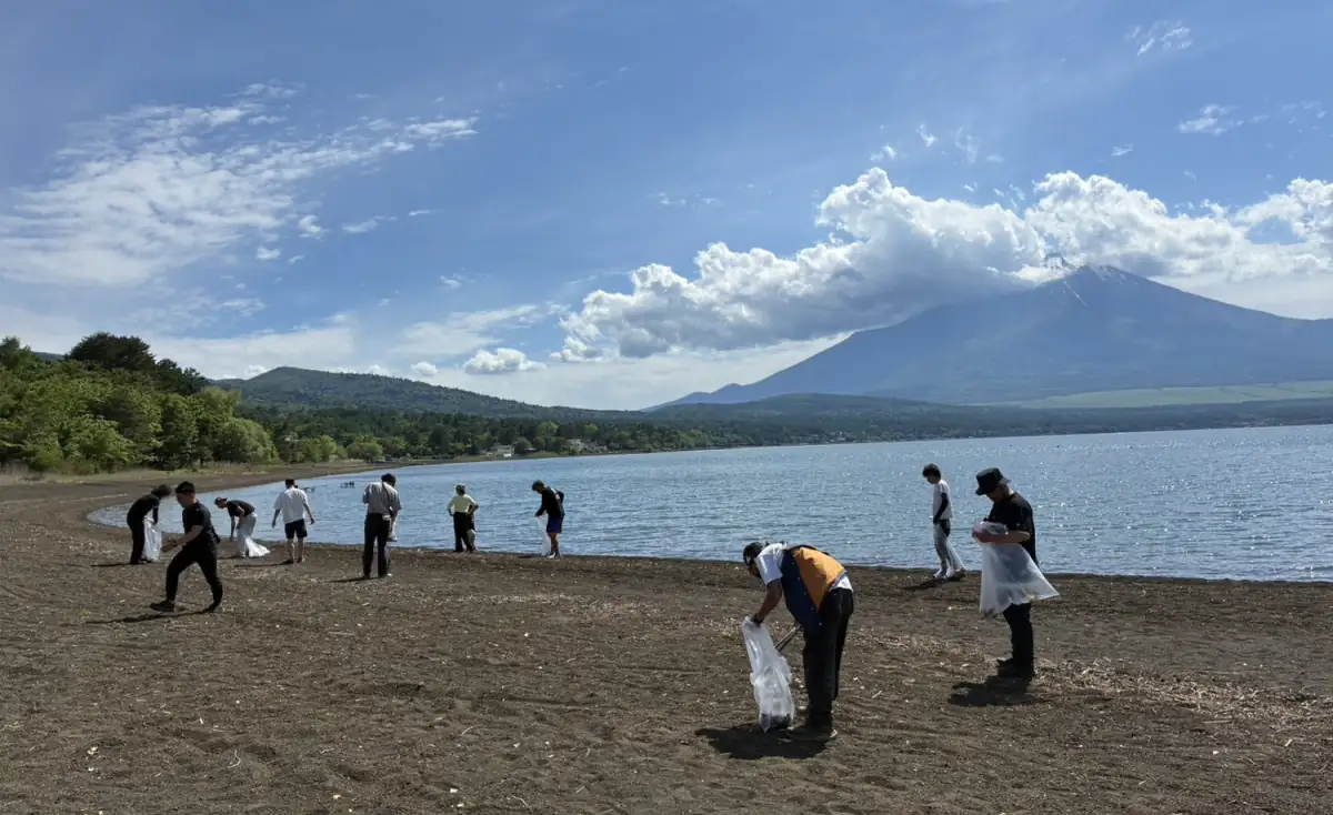 湖畔での「夢のかけら拾い」の様子
